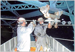 電車線金物交換作業